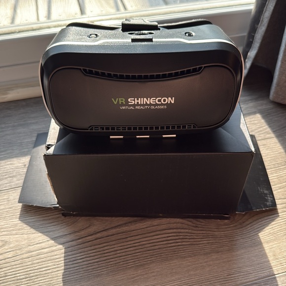 Black Virtual Reality Headset - Picture 7 of 8